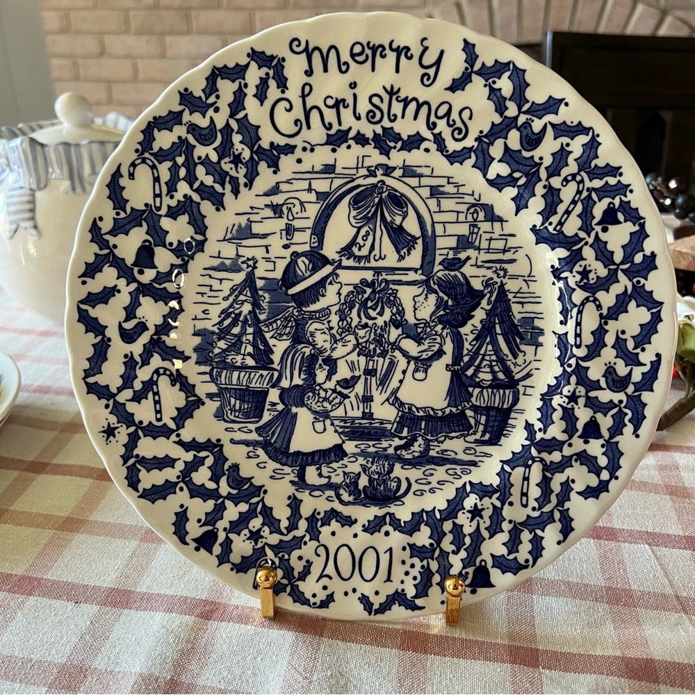 Vintage Royal Crownford Merry Christmas 2001 Plate